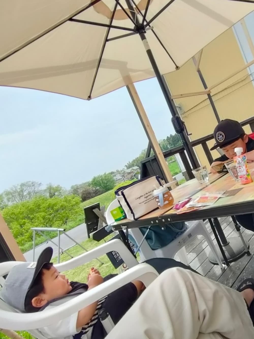 ブラック系のシャツ/ブラウス、ホワイト系のTシャツ/カットソー、ブラック系のパンツを着用したキッズの春コーディネートの4枚目の写真