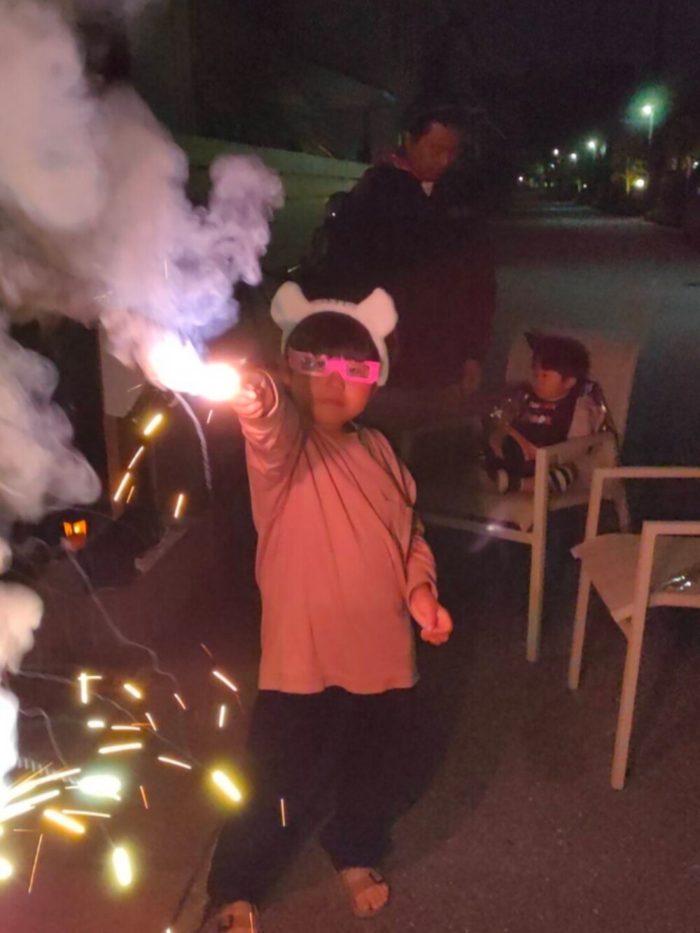 ブラック系のスタイ/よだれかけを着用したキッズの秋コーディネートの4枚目の写真