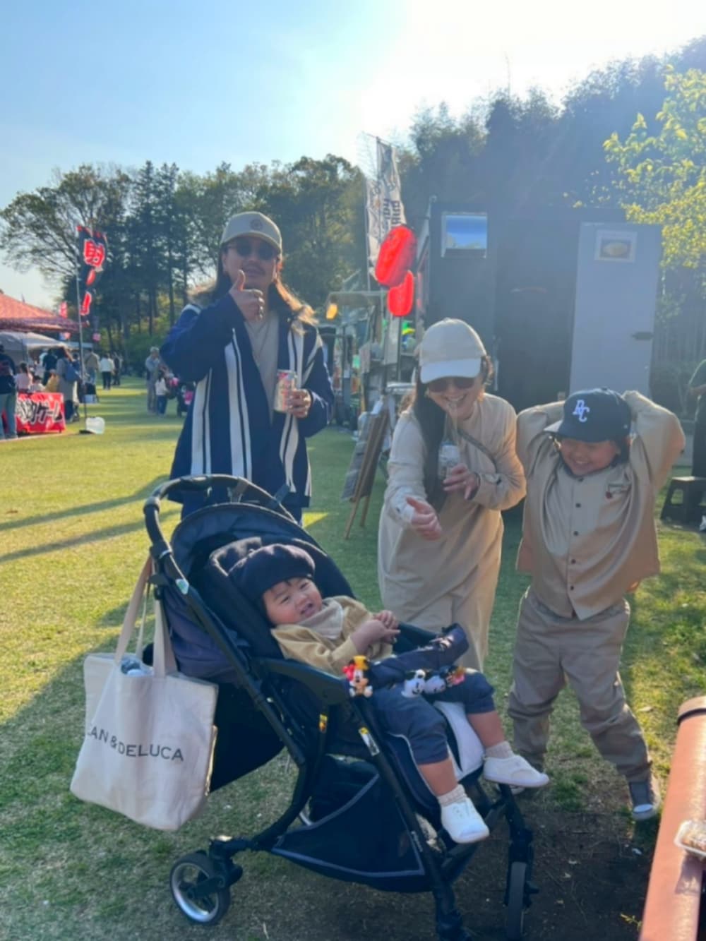 ベージュ系のシャツ/ブラウス、ブルー系のパンツ、ホワイト系のスニーカーを着用したキッズの春コーディネートの4枚目の写真