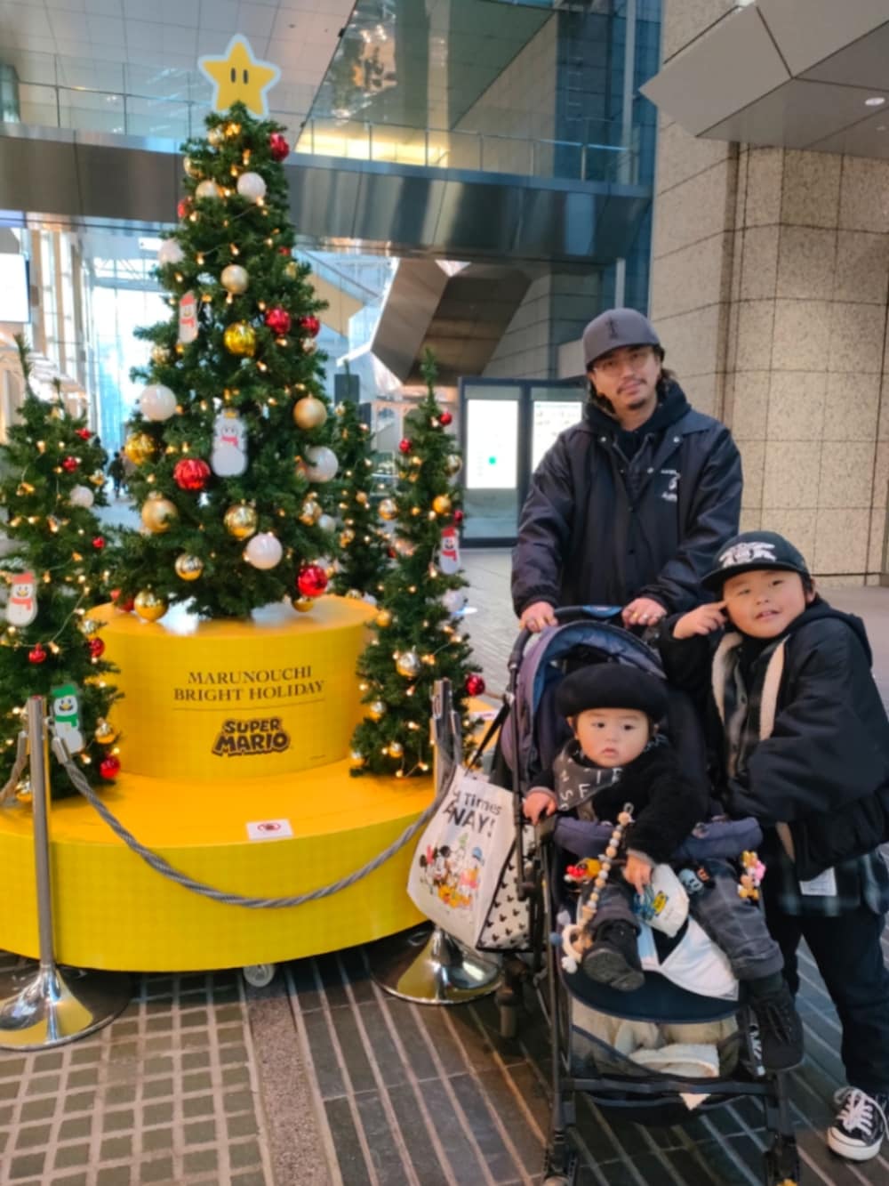 ブラック系のパーカー、ブラック系のブルゾン、ブラック系のシャツ/ブラウスを着用したキッズの冬コーディネートの4枚目の写真