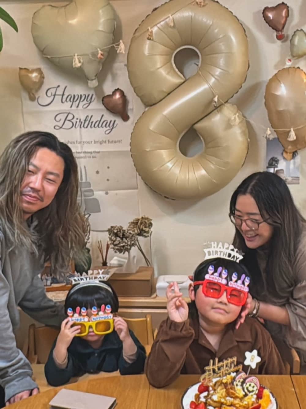 グリーン系のセットアップ、ブラウン系のセットアップを着用したキッズの春コーディネートの4枚目の写真