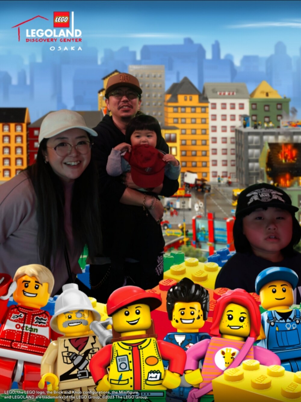 ブルー系のスウェット、ブラック系のパンツ、ブラック系のブーツを着用したキッズの春コーディネートの5枚目の写真