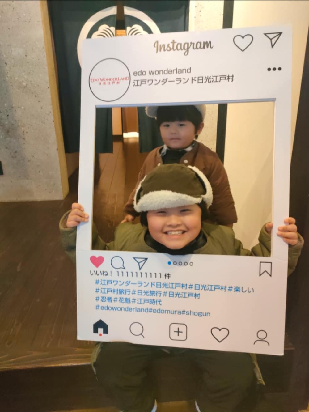 ブラック系のシャツ/ブラウス、ブラック系のパンツ、ブラック系のローファーを着用したキッズの冬コーディネートの4枚目の写真