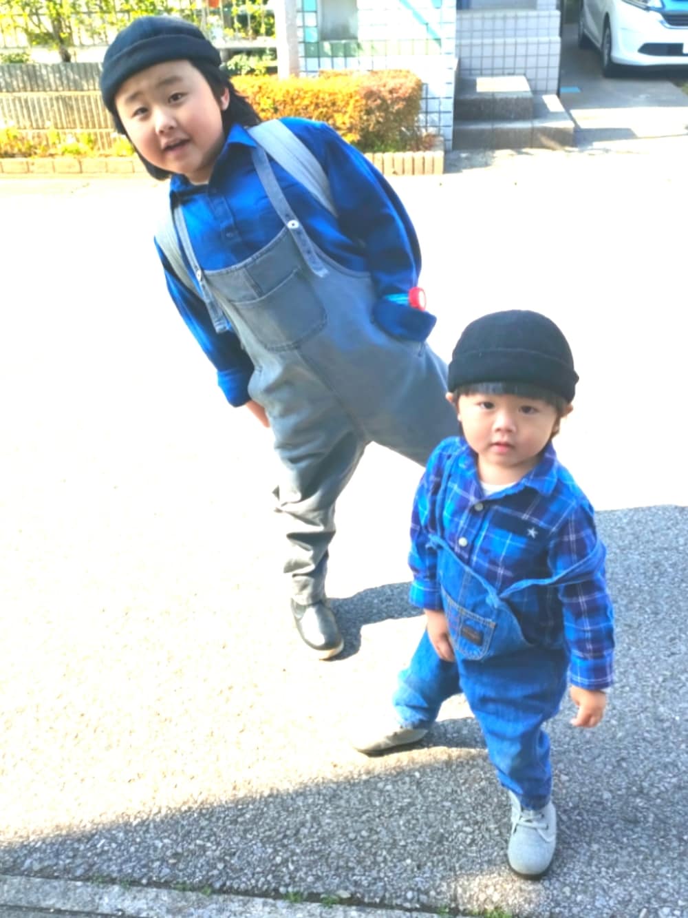 ブルー系のシャツ/ブラウス、ブルー系のサロペット/オーバーオール、グレー系のブーツを着用したキッズの春コーディネートの2枚目の写真