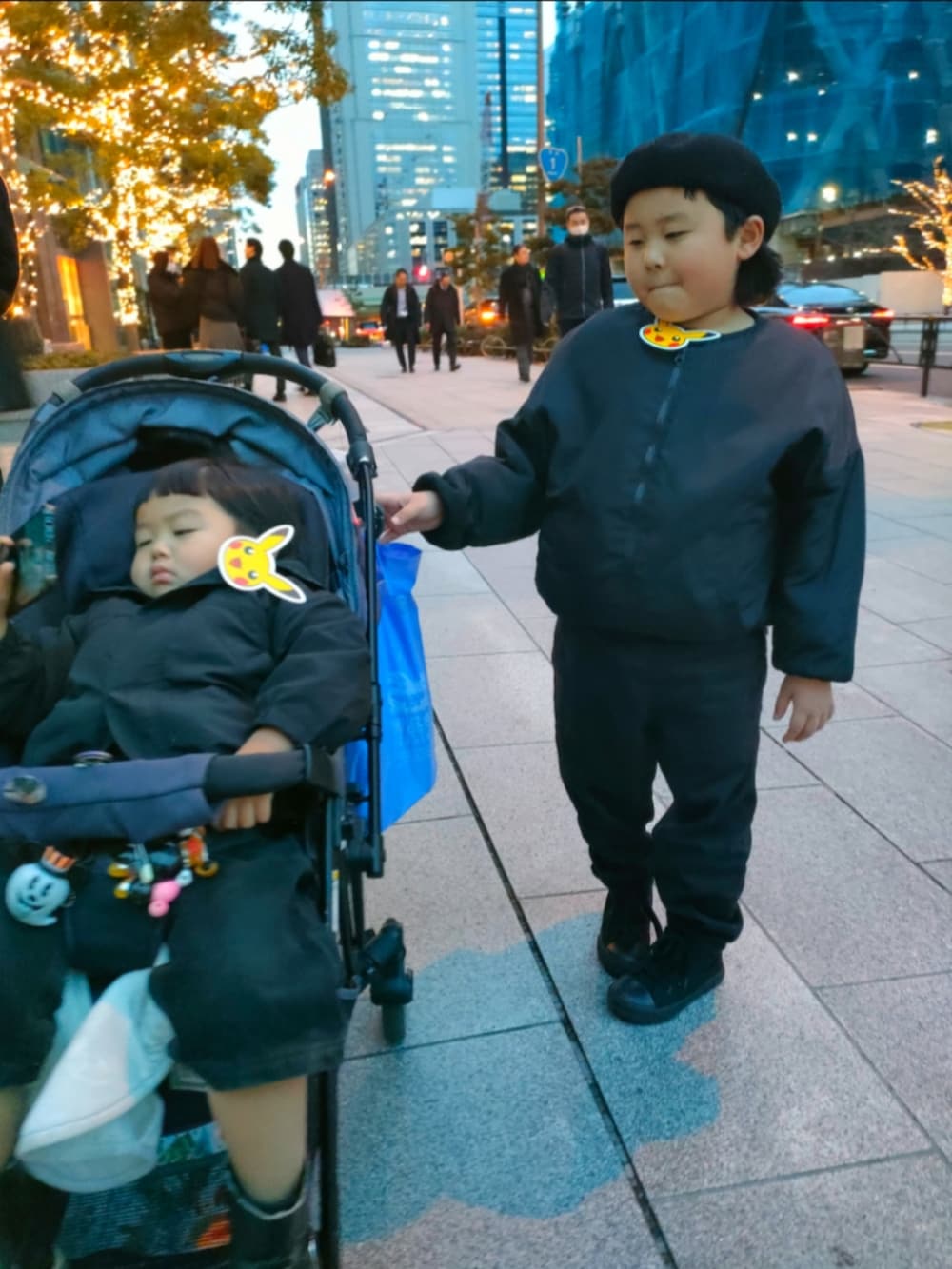 ブラック系のブルゾン、ブラック系のパンツ、ブラック系のスニーカーを着用したキッズの冬コーディネートの5枚目の写真