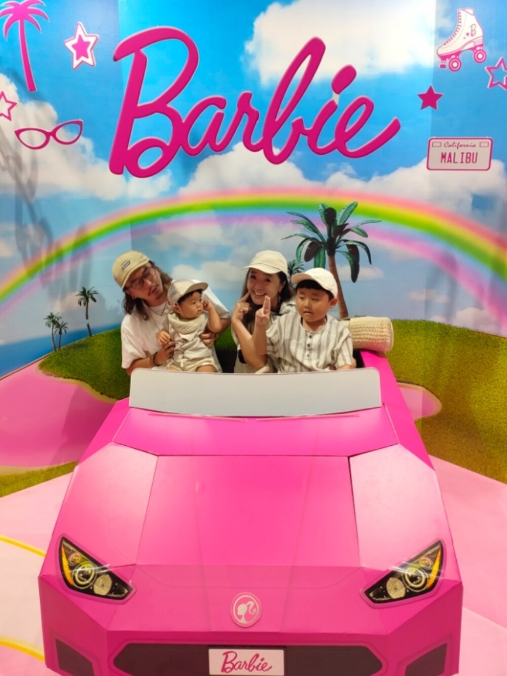 ブラウン系のサンダル、ホワイト系のシャツ/ブラウス、ホワイト系のキャップを着用したキッズの秋コーディネートの4枚目の写真