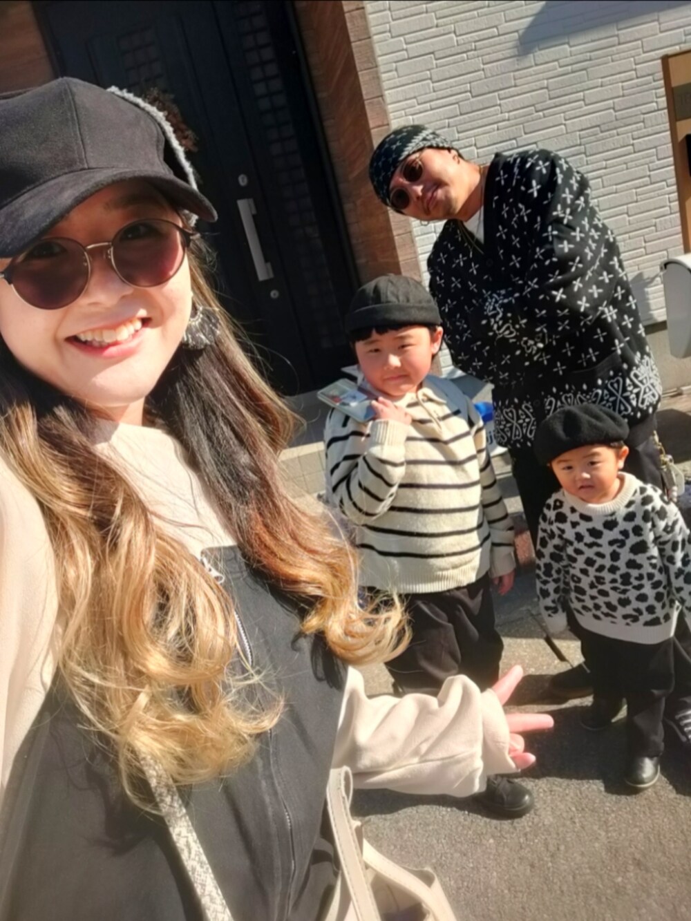 ブラック系のパンツ、ブラック系のブーツ、グレー系のバックパック/リュックを着用したキッズの冬コーディネートの5枚目の写真