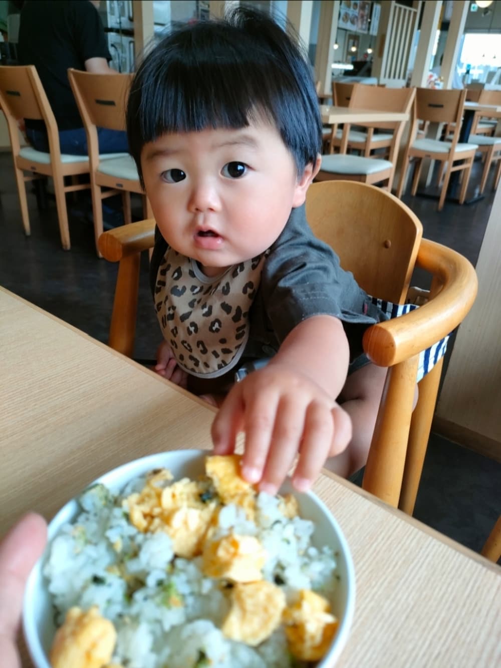 ベージュ系のパンツ、ブラウン系のサンダル、グリーン系のシャツ/ブラウスを着用したキッズの夏コーディネートの3枚目の写真