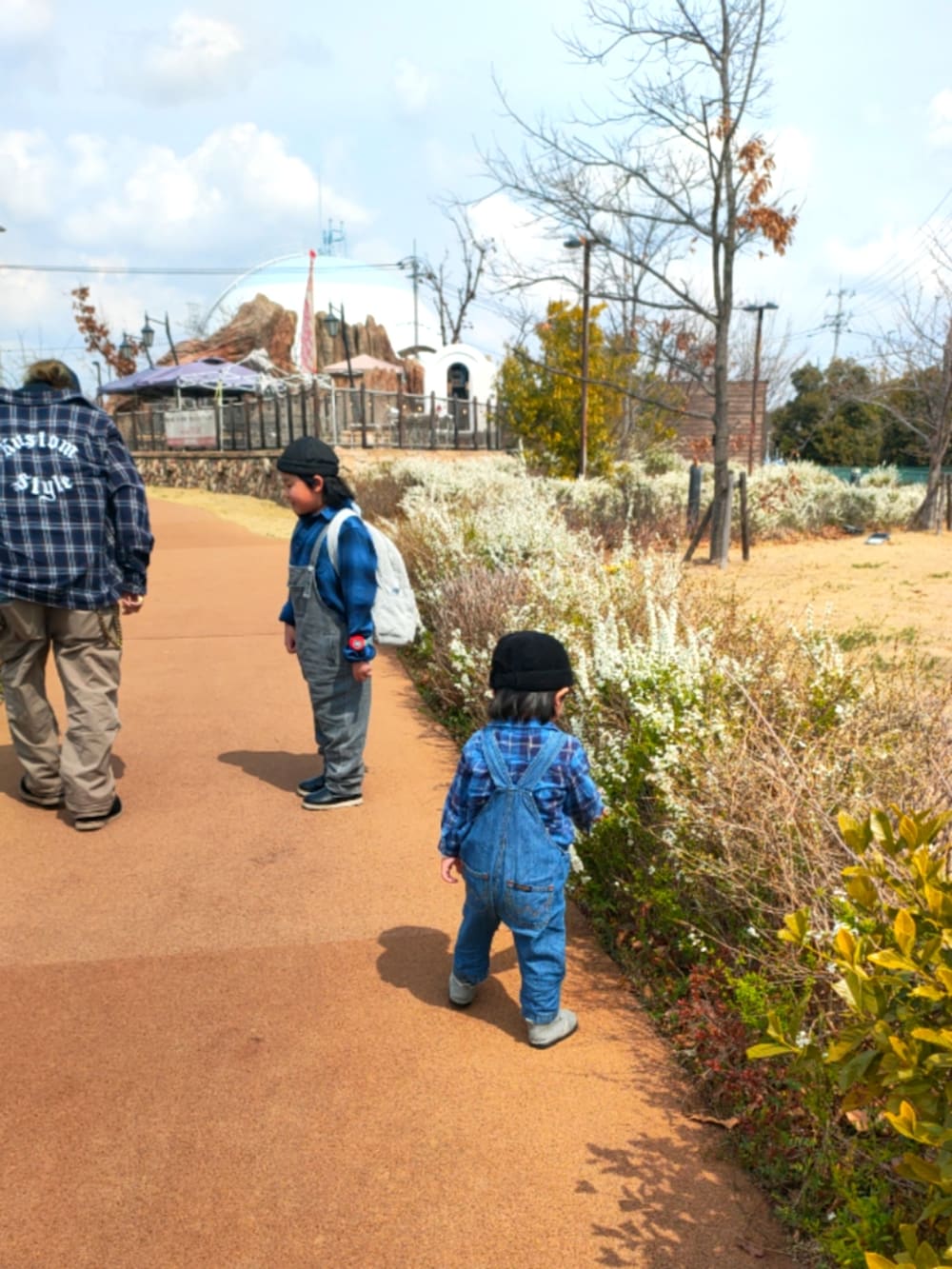 ブルー系のシャツ/ブラウス、ブルー系のサロペット/オーバーオール、グレー系のブーツを着用したキッズの春コーディネートの4枚目の写真