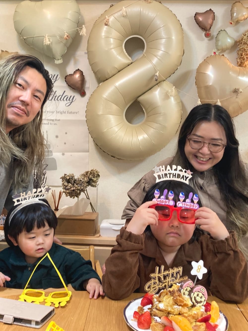 グリーン系のセットアップ、ブラウン系のセットアップを着用したキッズの春コーディネートの3枚目の写真