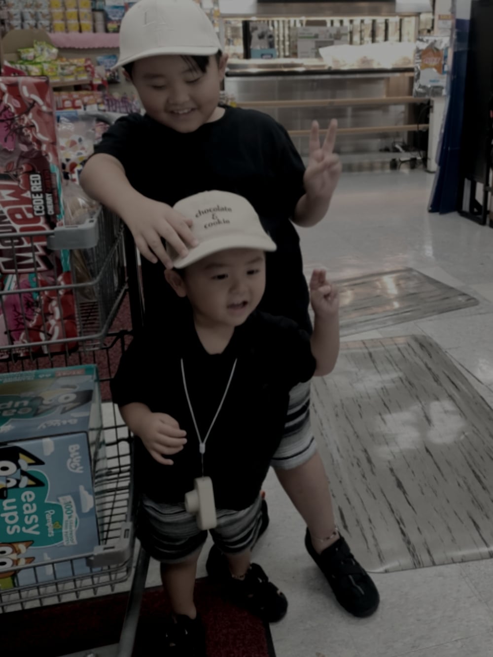 ブラック系のTシャツ/カットソー、ブラック系のパンツ、ブラック系のサンダルを着用したキッズの夏コーディネートの5枚目の写真