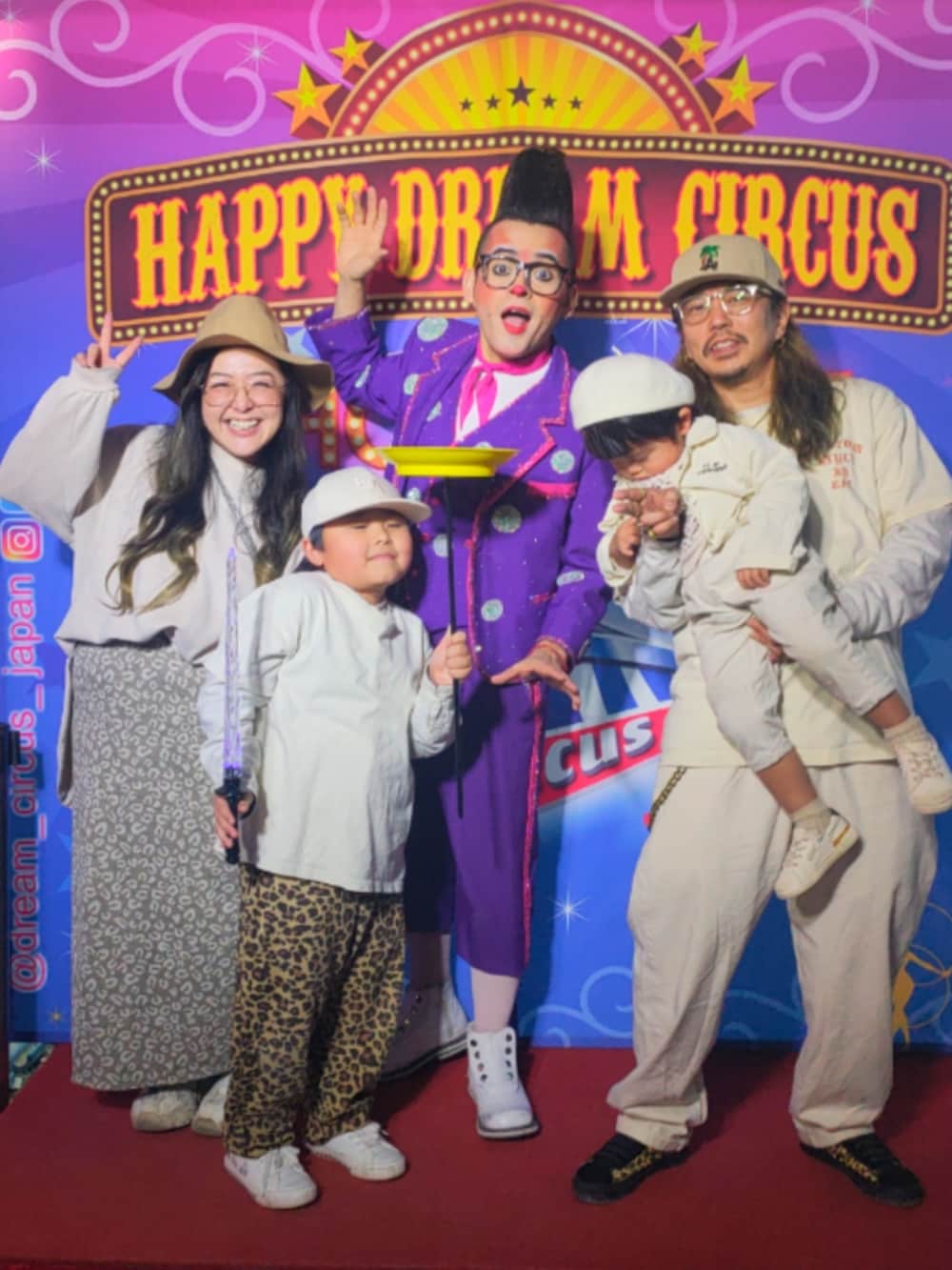 ホワイト系のTシャツ/カットソー、ベージュ系のシャツ/ブラウス、ベージュ系のその他パンツを着用したキッズの冬コーディネートの4枚目の写真