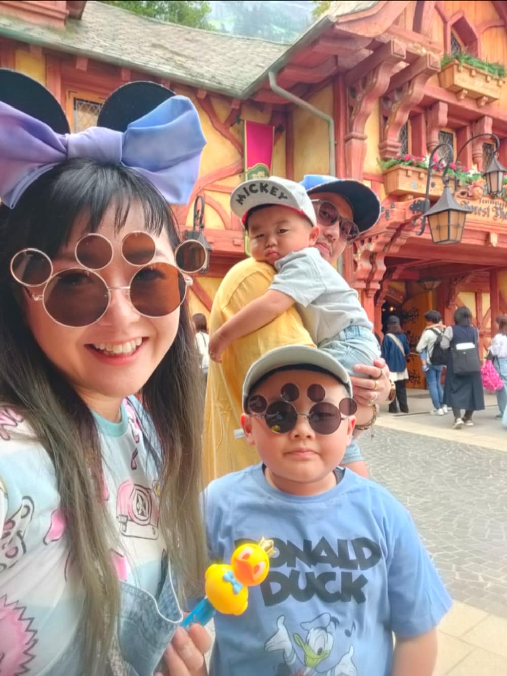 ブルー系のデニムパンツ、ホワイト系のスニーカー、ブルー系のTシャツ/カットソーを着用したキッズの春コーディネートの5枚目の写真