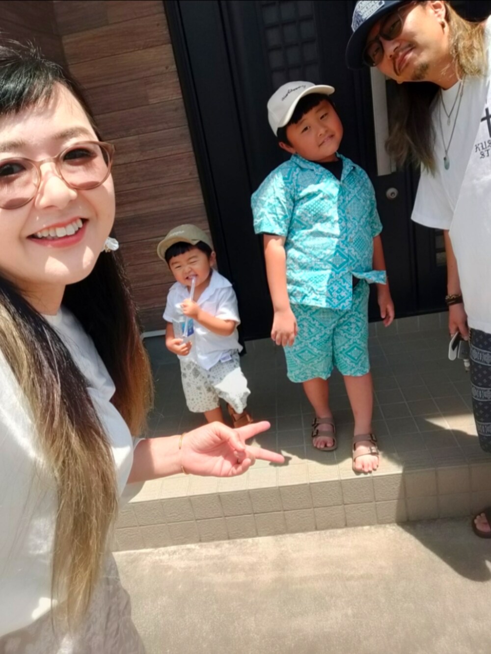 ブラウン系のサンダル、ブルー系のセットアップ、ブラウン系のサンダルを着用したキッズの夏コーディネートの5枚目の写真