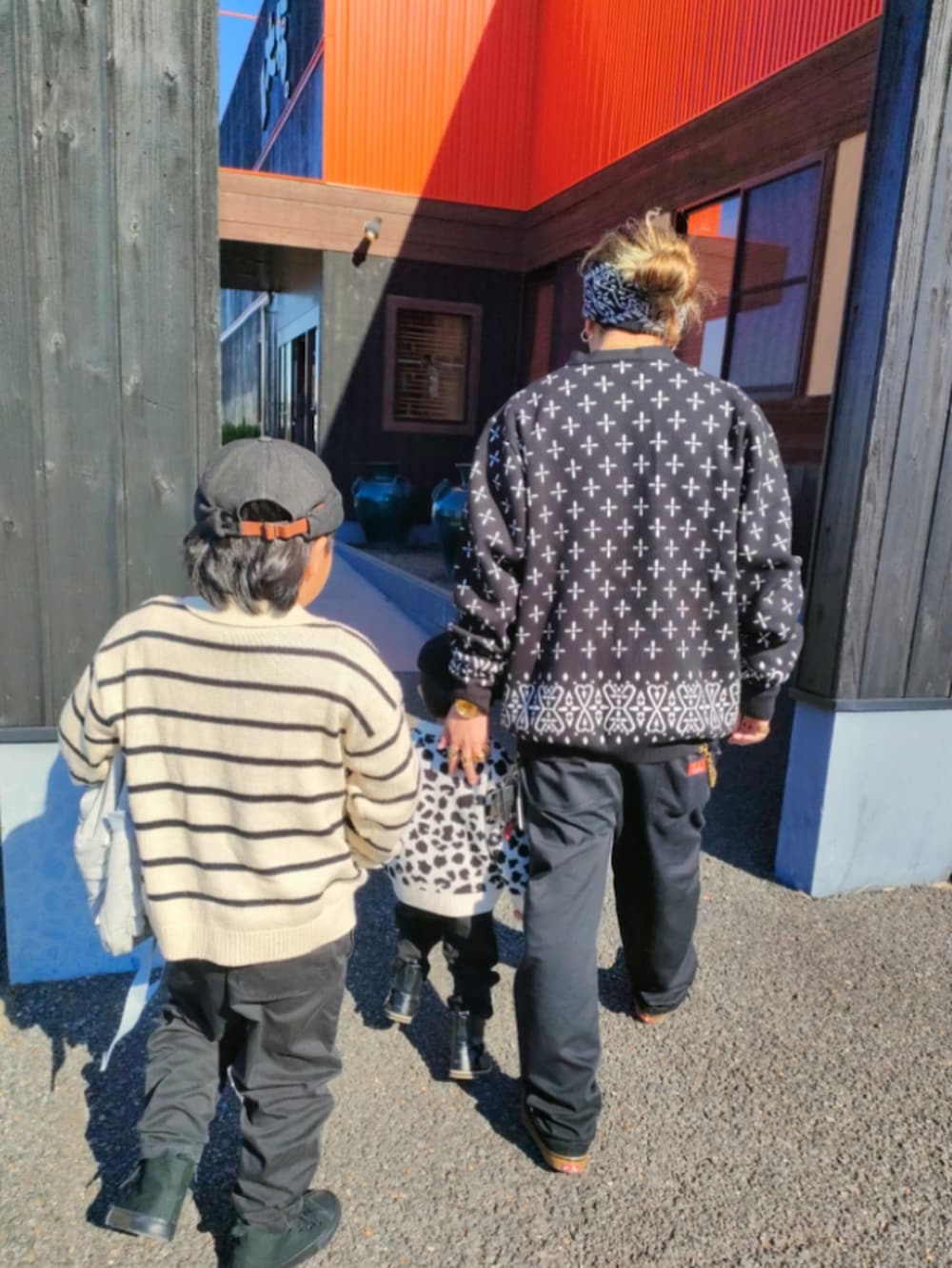 ブラック系のパンツ、ブラック系のブーツ、グレー系のバックパック/リュックを着用したキッズの冬コーディネートの3枚目の写真