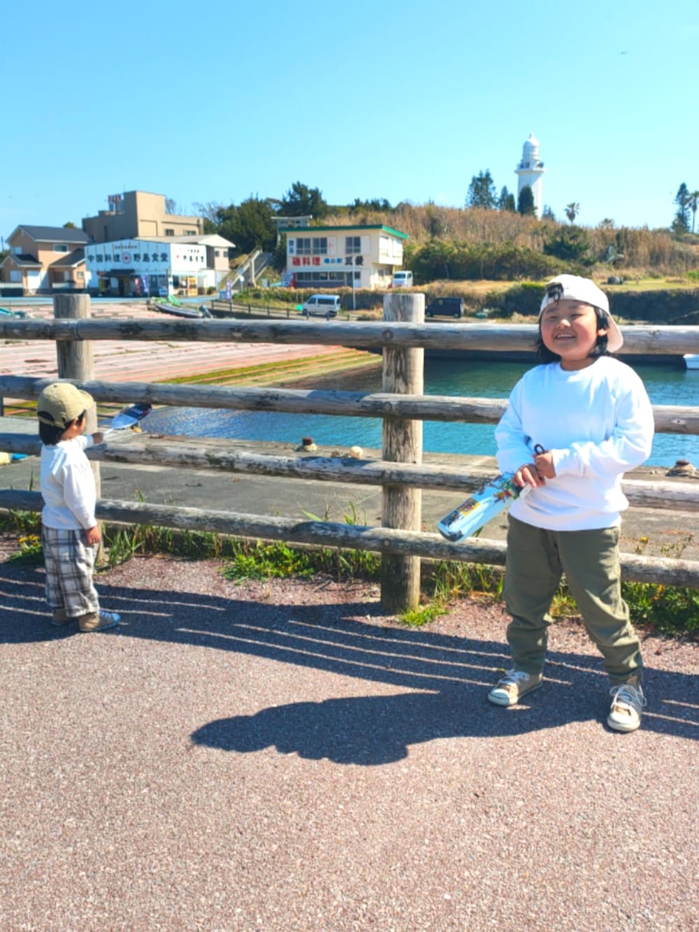 ベージュ系のスニーカー、ホワイト系のTシャツ/カットソー、ホワイト系のパンツを着用したキッズの春コーディネートの2枚目の写真