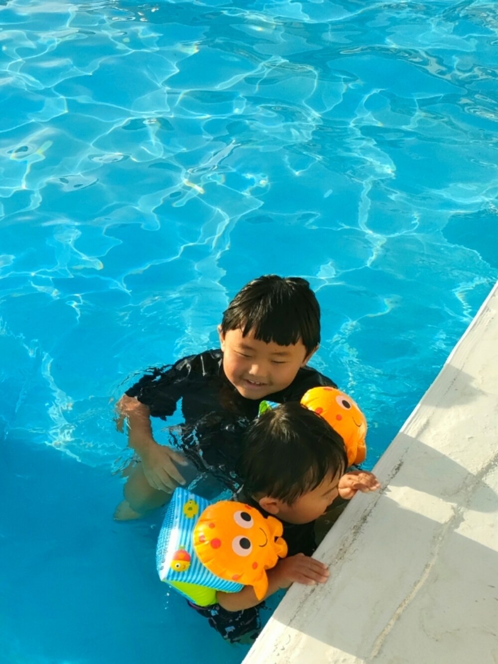 ホワイト系のパンツ、ブラック系のサンダル、ブルー系のシャツ/ブラウスを着用したキッズの秋コーディネートの5枚目の写真