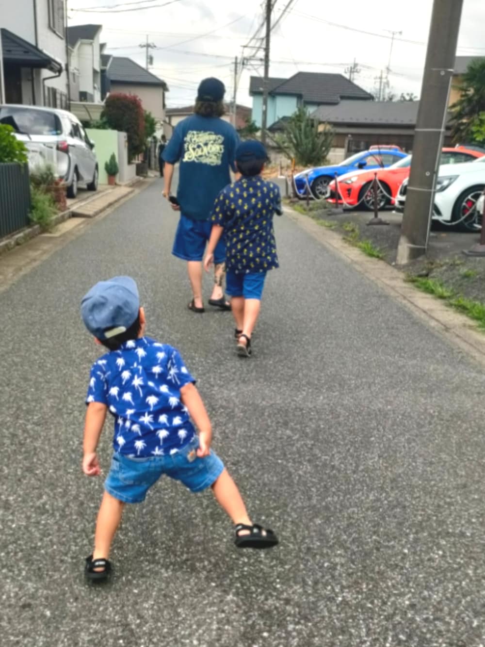 ブルー系のデニムパンツ、ブルー系のシャツ/ブラウス、ブルー系のパンツを着用したキッズの夏コーディネートの3枚目の写真
