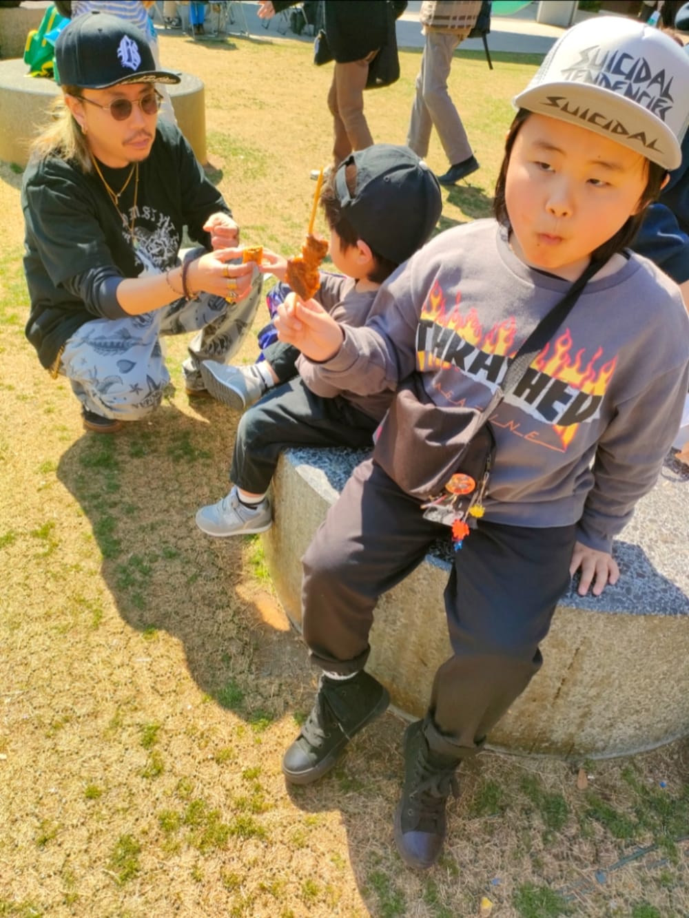 グレー系のTシャツ/カットソー、ブラック系のその他パンツ、グレー系のスウェットを着用したキッズの春コーディネートの3枚目の写真