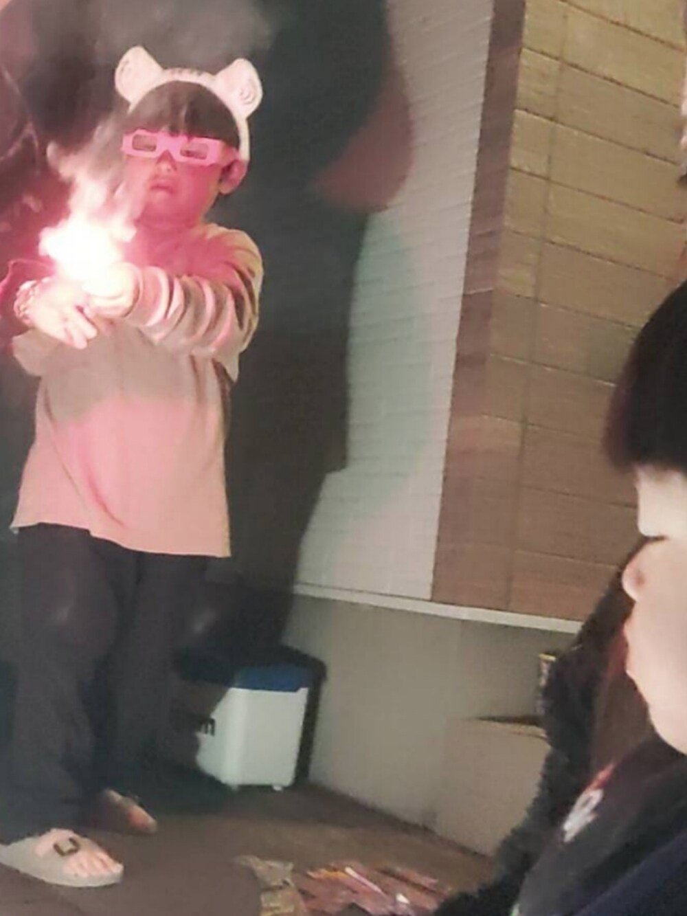 ブラック系のスタイ/よだれかけを着用したキッズの秋コーディネートの3枚目の写真