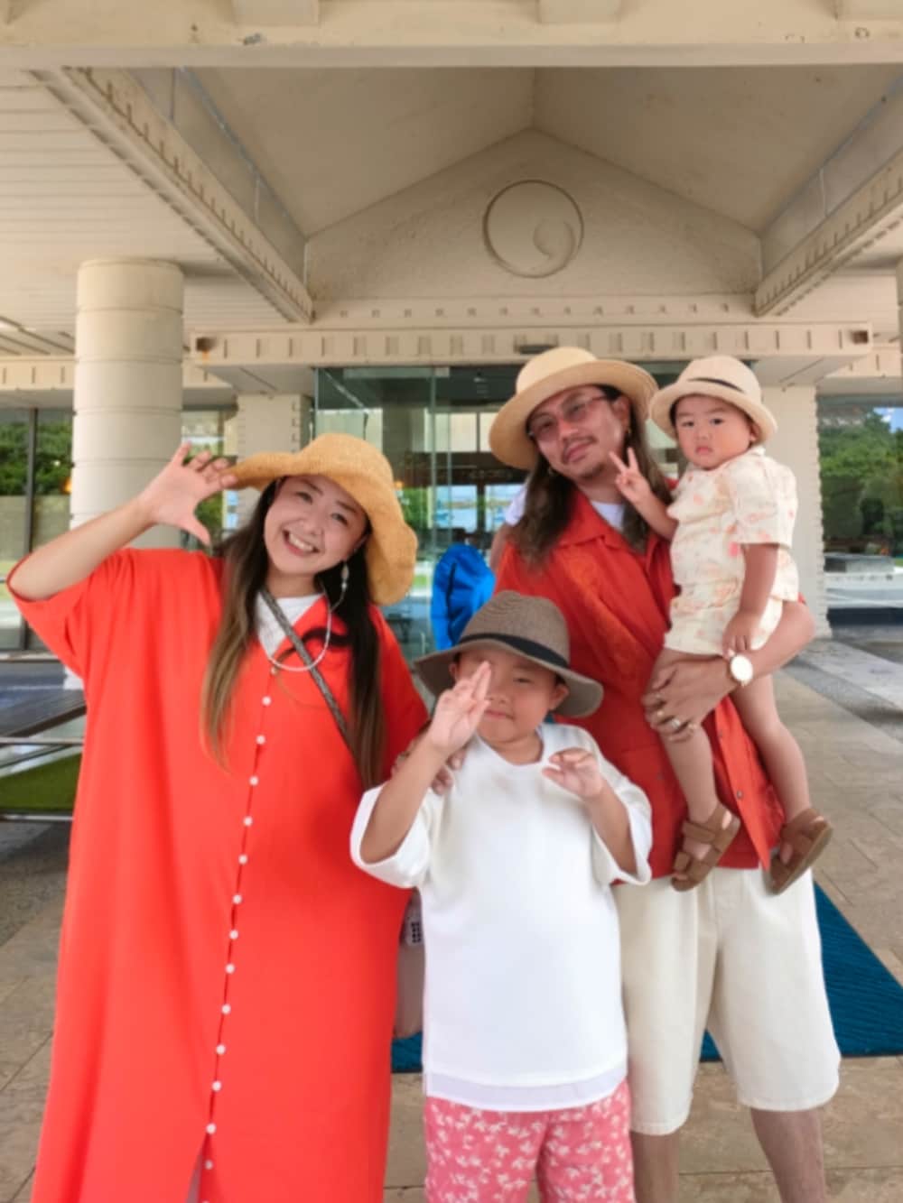 イエロー系のセットアップ、ブラウン系のサンダル、ホワイト系のTシャツ/カットソーを着用したキッズの夏コーディネートの3枚目の写真