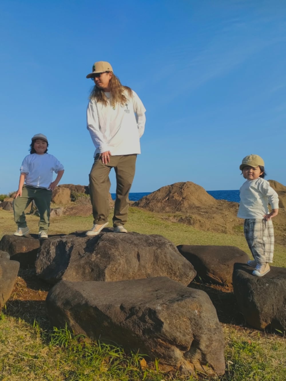ベージュ系のスニーカー、ホワイト系のTシャツ/カットソー、ホワイト系のパンツを着用したキッズの春コーディネートの4枚目の写真