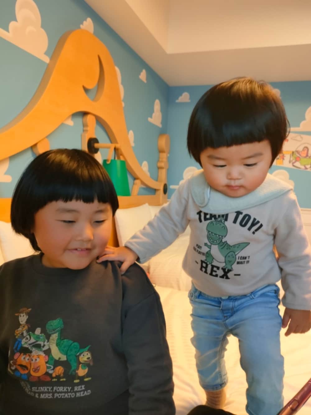 ブルー系のパンツ、ベージュ系のスニーカー、グレー系のスウェットを着用したキッズの冬コーディネートの5枚目の写真