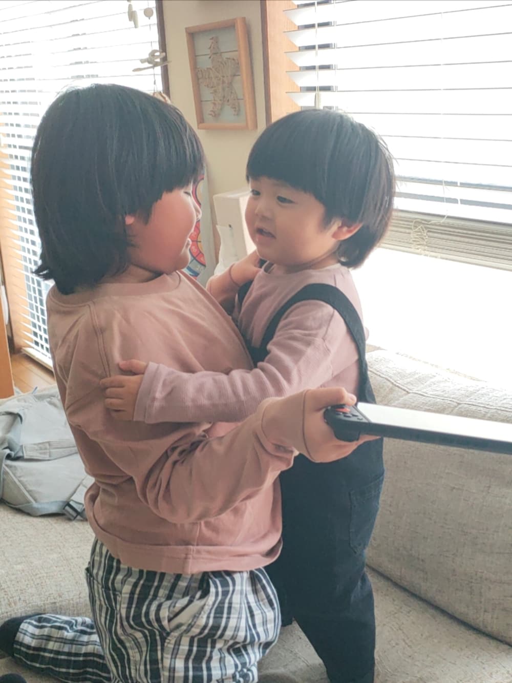 ピンク系のTシャツ/カットソー、ブラック系のその他パンツ、ピンク系のTシャツ/カットソーを着用したキッズの春コーディネートの5枚目の写真