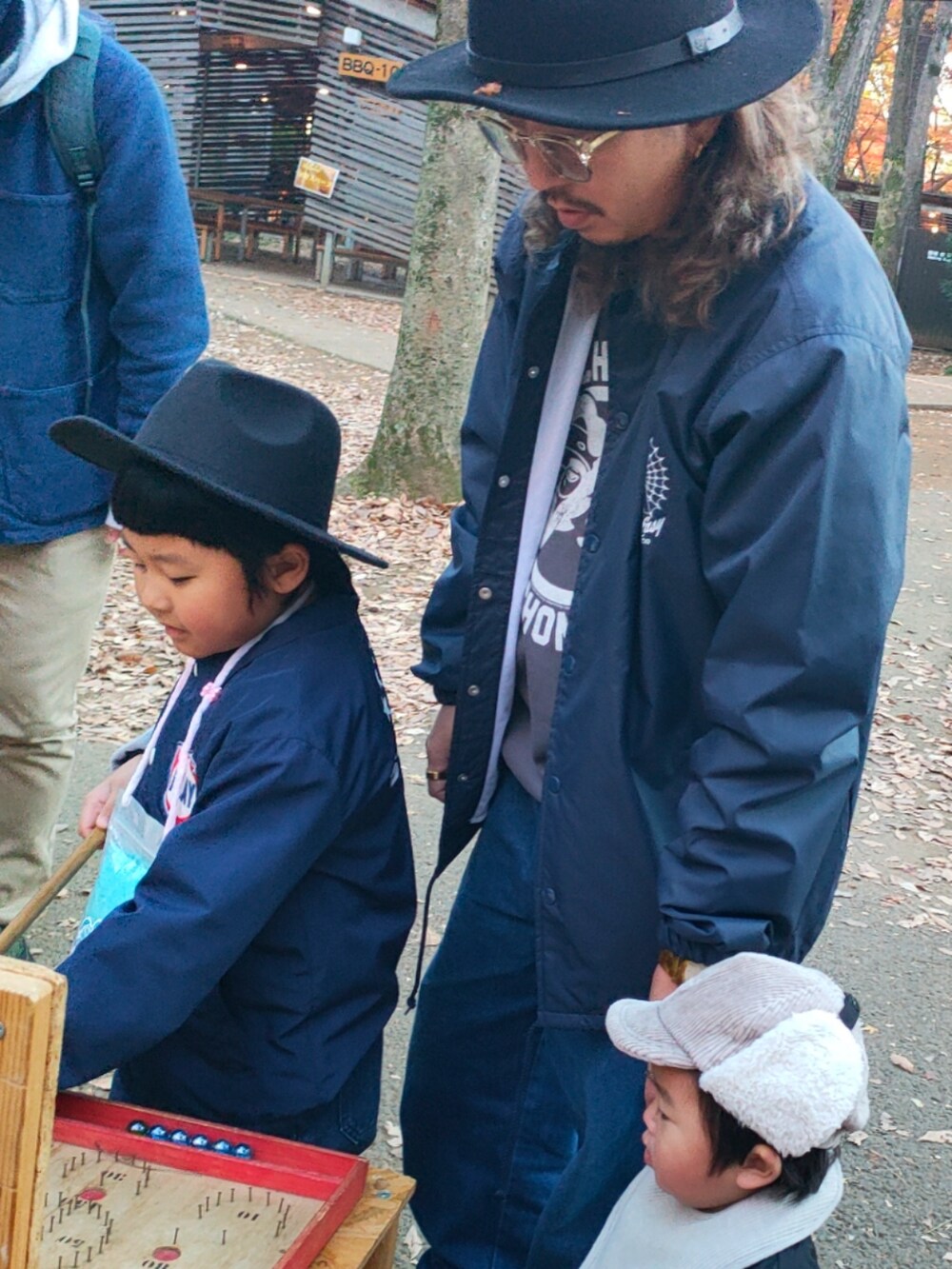 ブルー系のデニムパンツ、ブラック系のジャケット/アウター、ブルー系のジャケット/アウターを着用したキッズの冬コーディネートの5枚目の写真