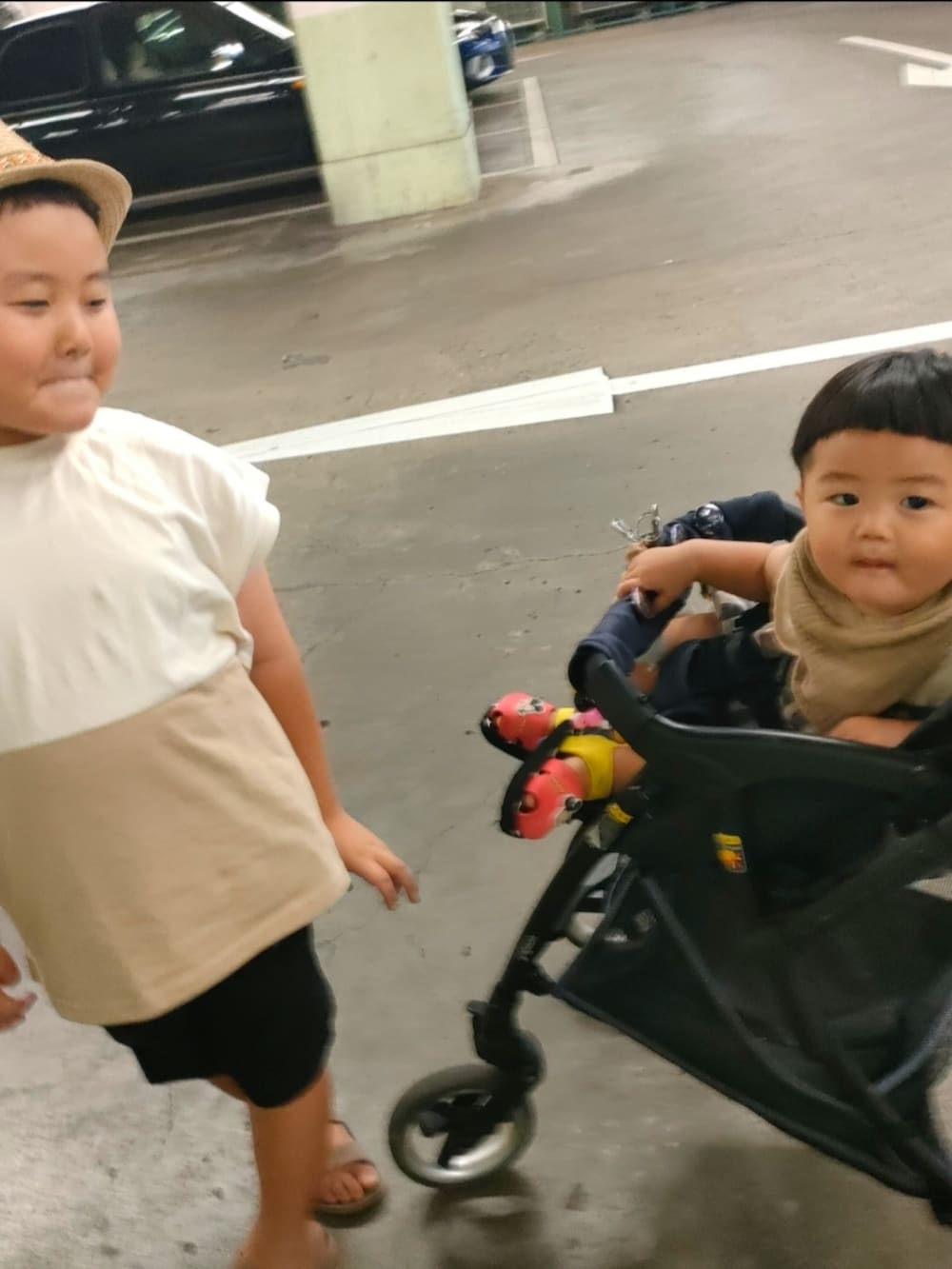 ベージュ系のTシャツ/カットソー、ブラック系のパンツ、ブラウン系のサンダルを着用したキッズの夏コーディネートの2枚目の写真