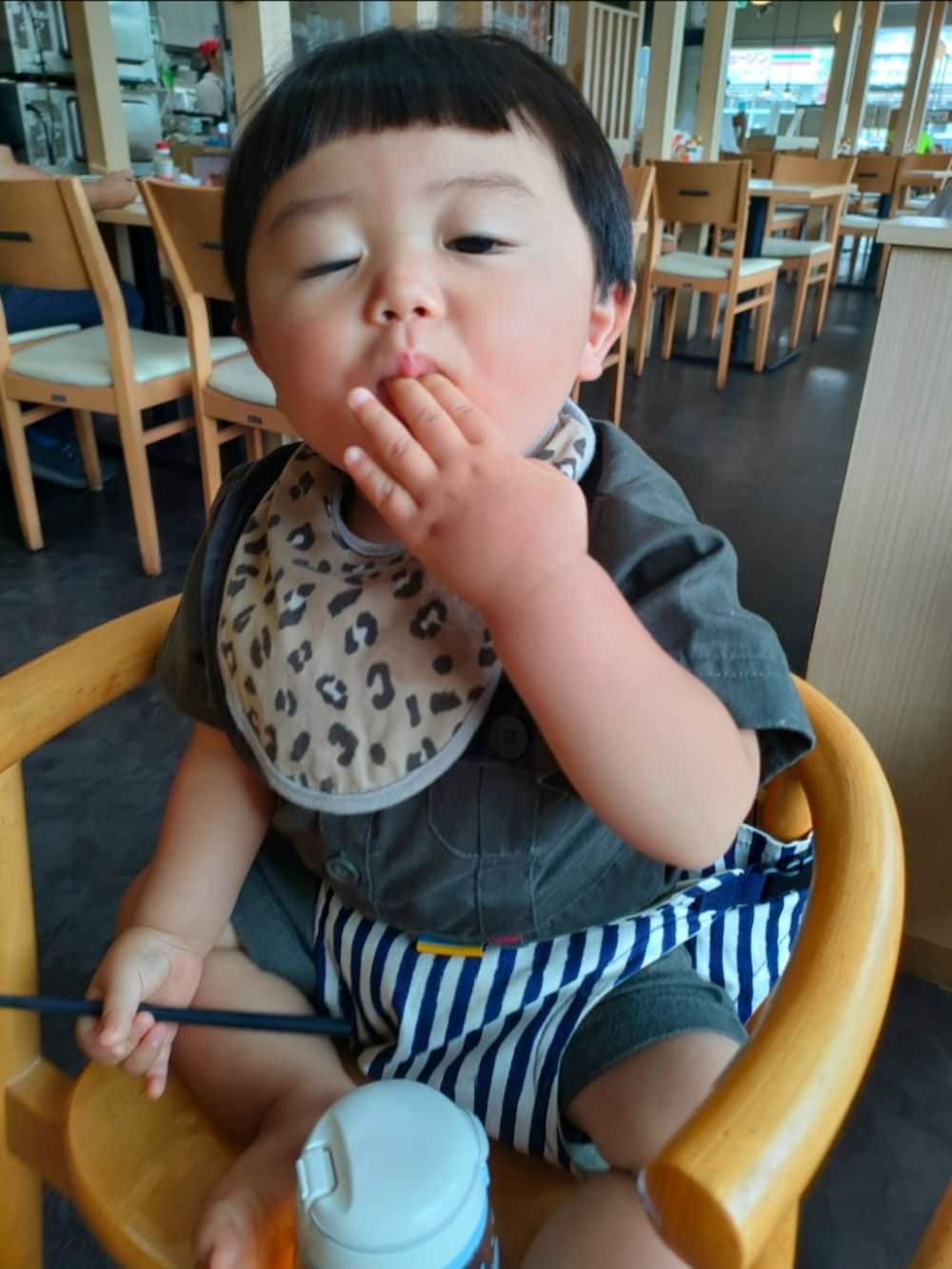 ベージュ系のパンツ、ブラウン系のサンダル、グリーン系のシャツ/ブラウスを着用したキッズの夏コーディネートの4枚目の写真