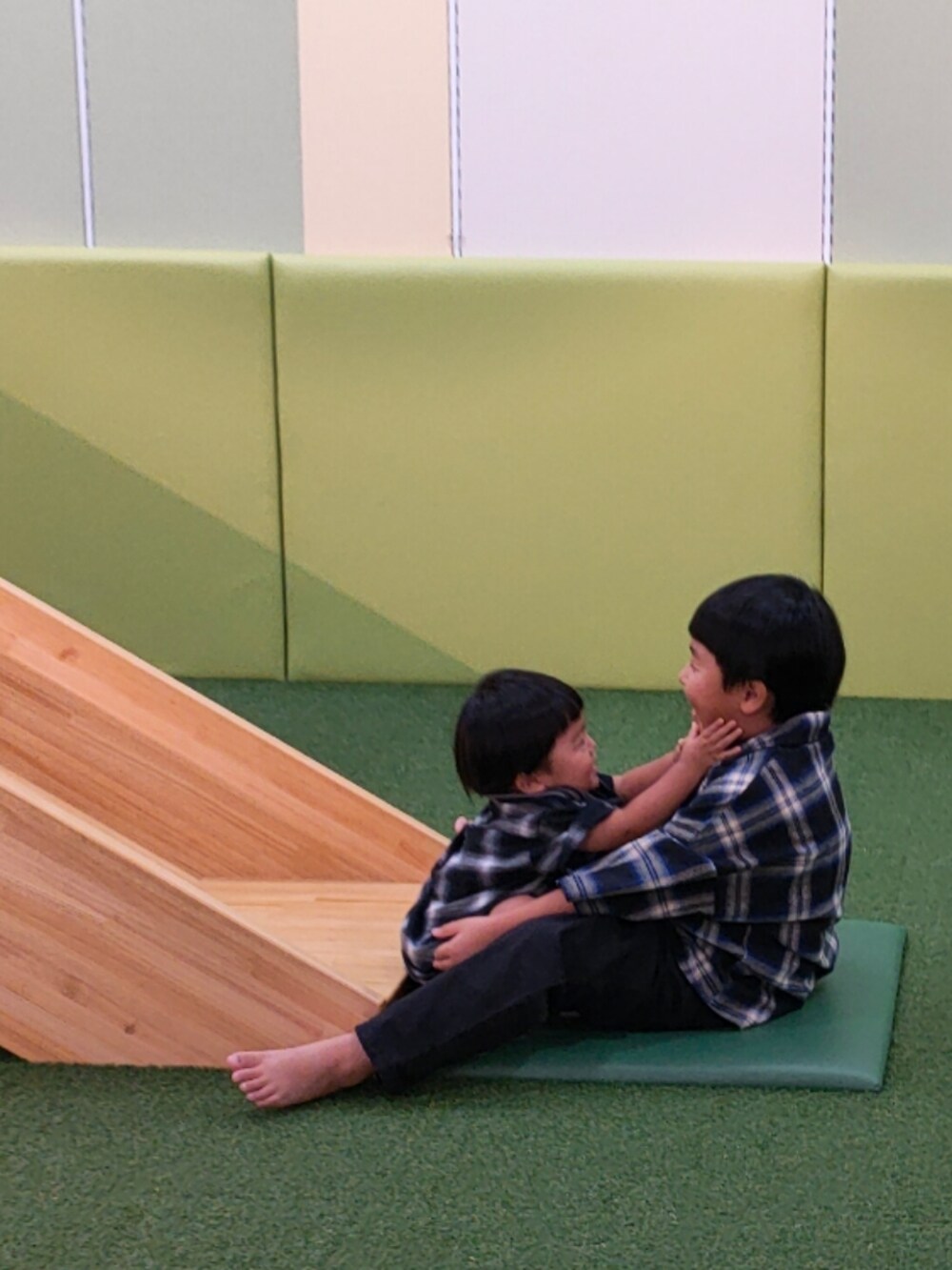 ブルー系のシャツ/ブラウス、ブラック系のパンツ、ブルー系のスニーカーを着用したキッズの秋コーディネートの3枚目の写真