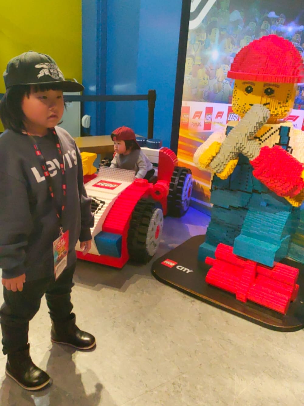 ブルー系のスウェット、ブラック系のパンツ、ブラック系のブーツを着用したキッズの春コーディネートの2枚目の写真