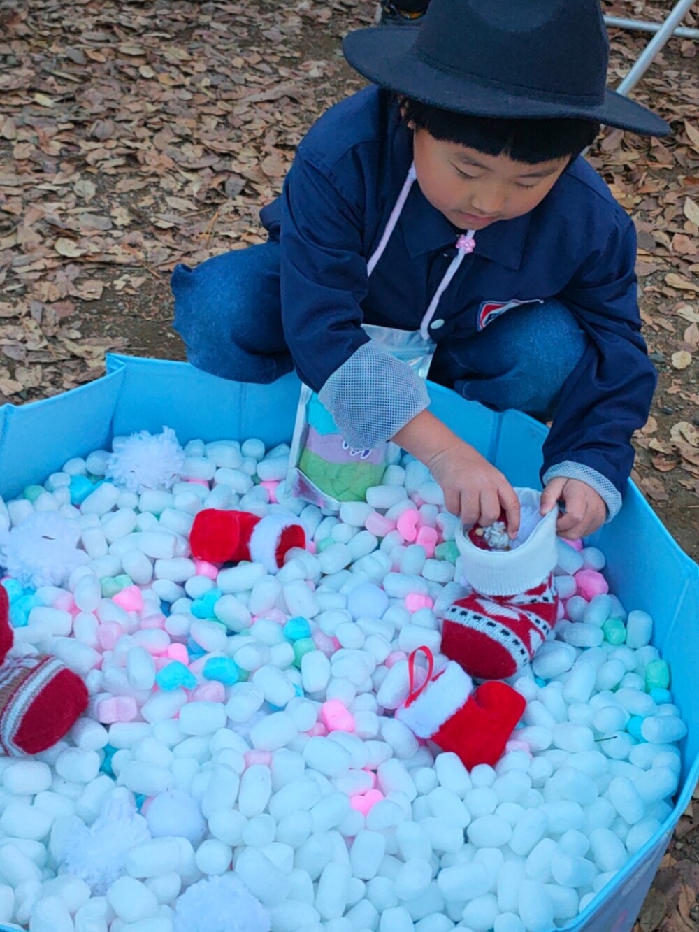 ブルー系のデニムパンツ、ブラック系のジャケット/アウター、ブルー系のジャケット/アウターを着用したキッズの冬コーディネートの3枚目の写真