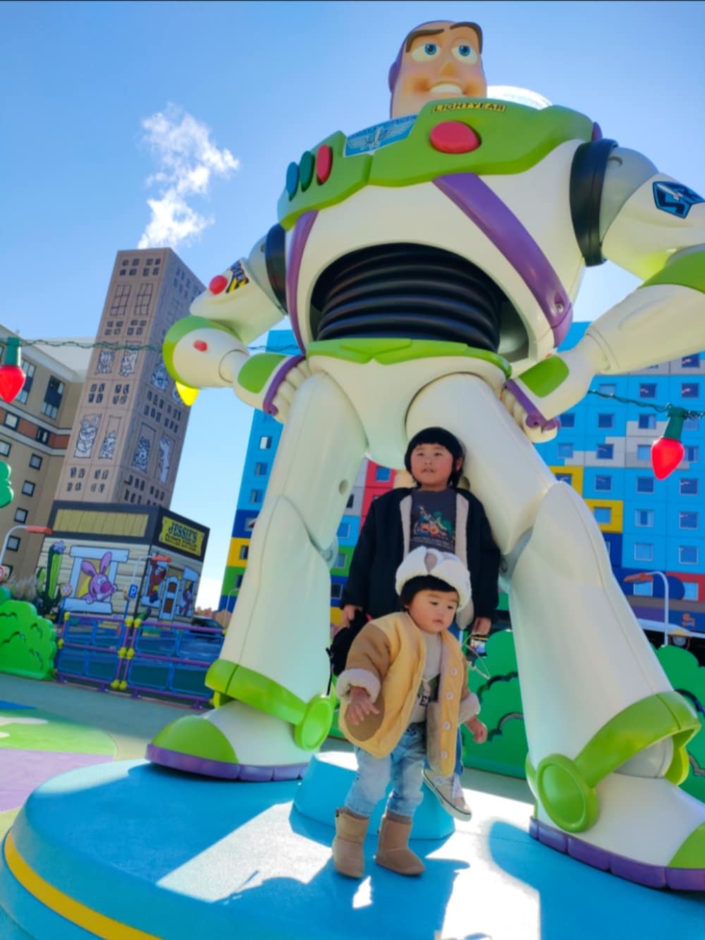 ブルー系のパンツ、ベージュ系のスニーカー、グレー系のスウェットを着用したキッズの冬コーディネートの2枚目の写真