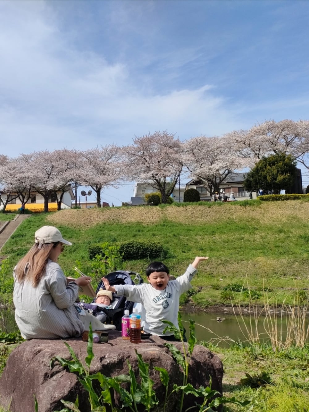 グレー系のTシャツ/カットソー、グリーン系のパンツ、グリーン系のスニーカーを着用したレディースの春コーディネートの3枚目の写真