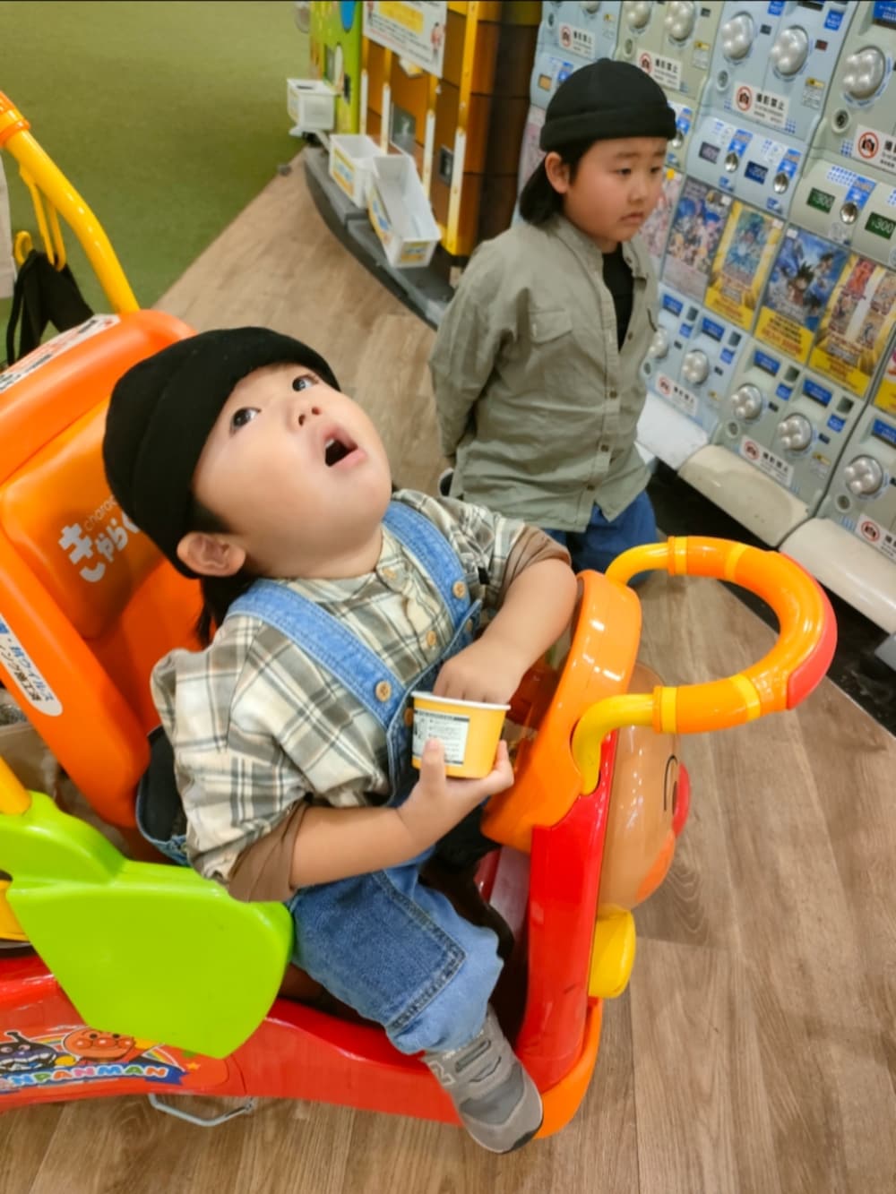 グリーン系のシャツ/ブラウス、ブルー系のパンツ、グレー系のスニーカーを着用したキッズの春コーディネートの3枚目の写真