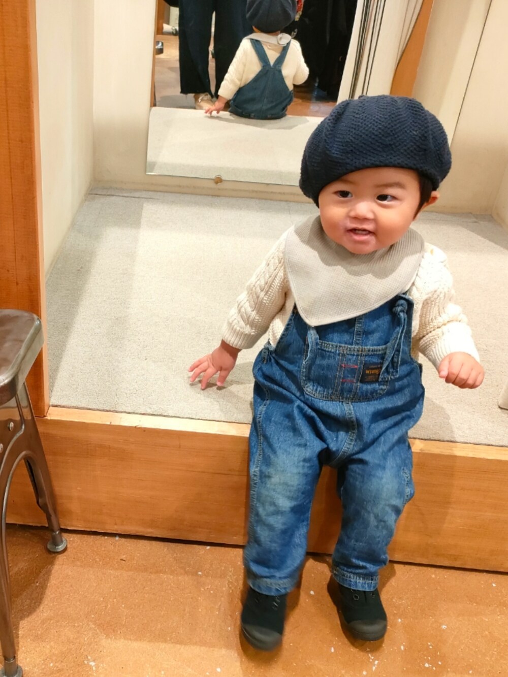 ブルー系のサロペット/オーバーオール、グリーン系のニット/セーター、ホワイト系のニット/セーターを着用したキッズの冬コーディネートの3枚目の写真