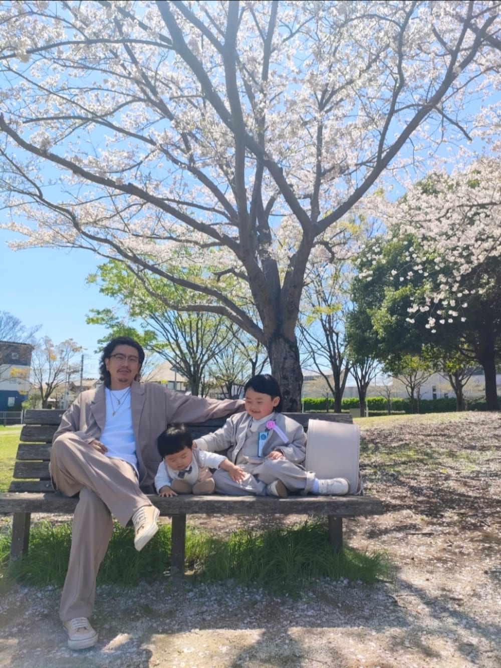 グレー系のスーツジャケット、グレー系のスーツベスト、グレー系のスーツパンツを着用したレディースの春コーディネートの2枚目の写真