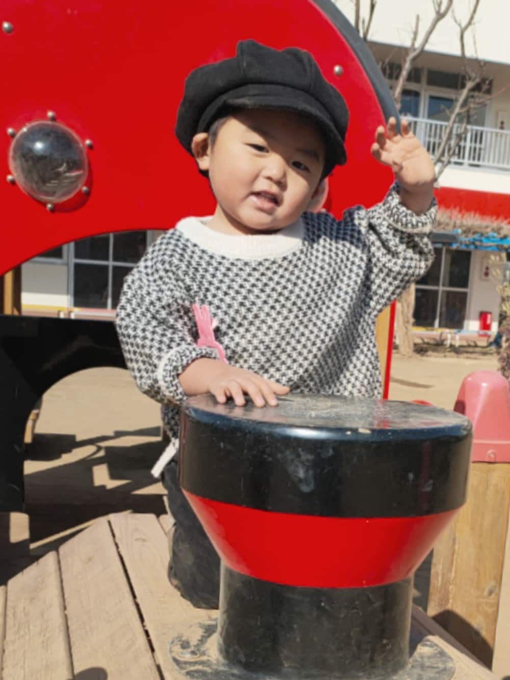 ホワイト系のカーディガン/ボレロ、ブラック系のその他パンツ、ブラック系のブーツを着用したキッズの冬コーディネートの4枚目の写真