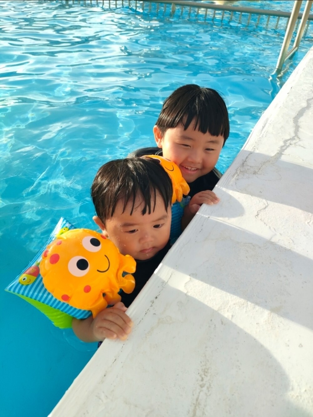 ホワイト系のパンツ、ブラック系のサンダル、ブルー系のシャツ/ブラウスを着用したキッズの秋コーディネートの4枚目の写真