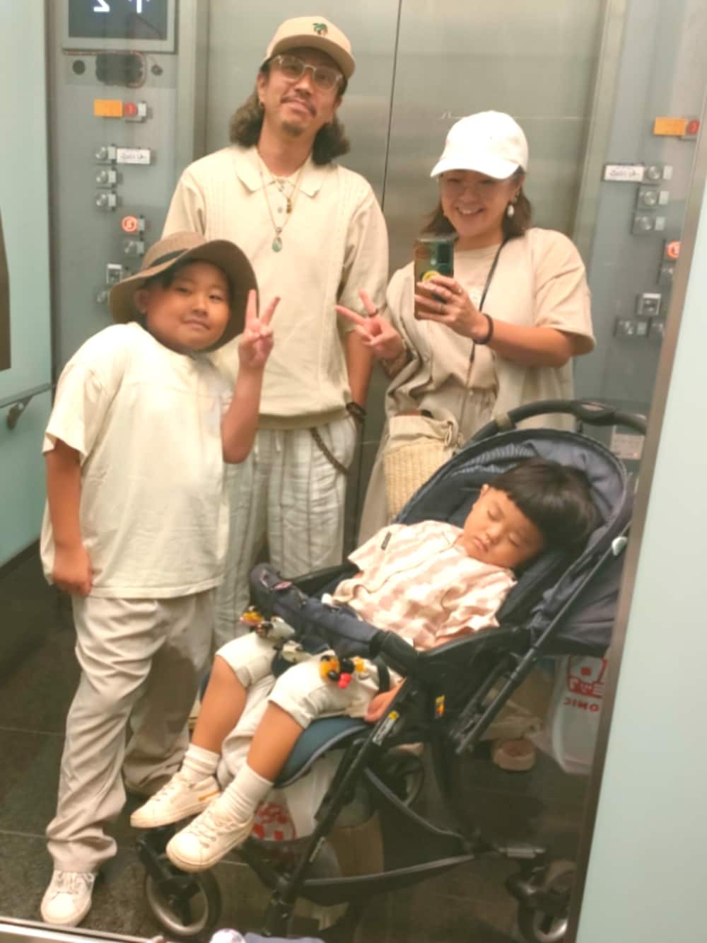 ホワイト系のTシャツ/カットソー、ベージュ系のその他パンツ、ベージュ系のセットアップを着用したキッズの秋コーディネートの5枚目の写真