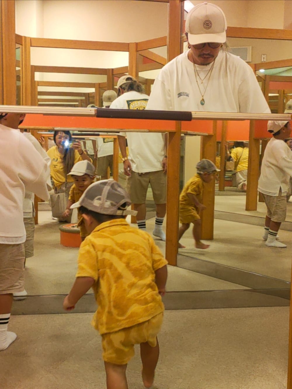 ホワイト系のTシャツ/カットソー、ブラック系のスニーカー、ベージュ系のパンツを着用したキッズの秋コーディネートの4枚目の写真