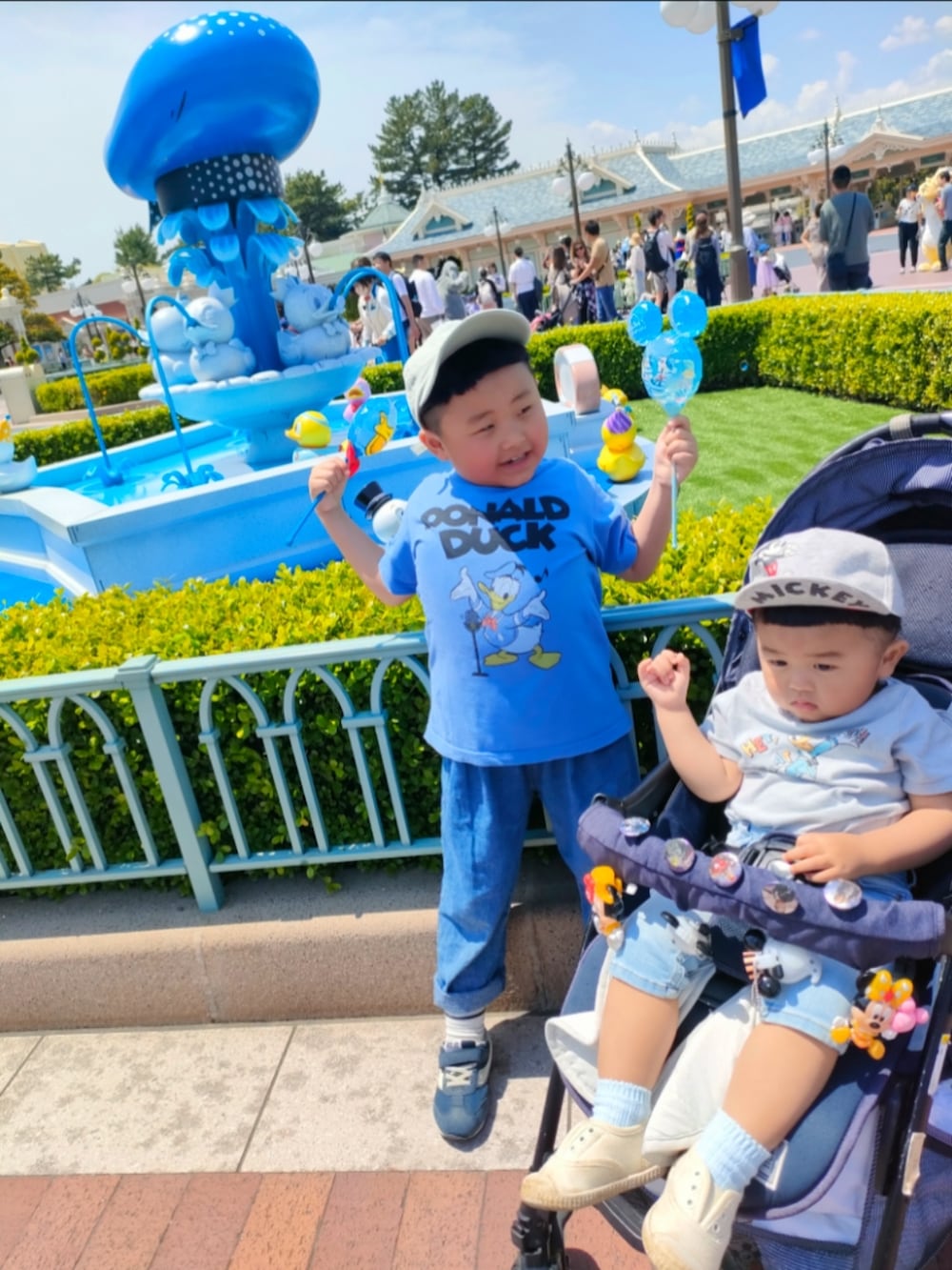 ブルー系のデニムパンツ、ホワイト系のスニーカー、ブルー系のTシャツ/カットソーを着用したキッズの春コーディネートの2枚目の写真