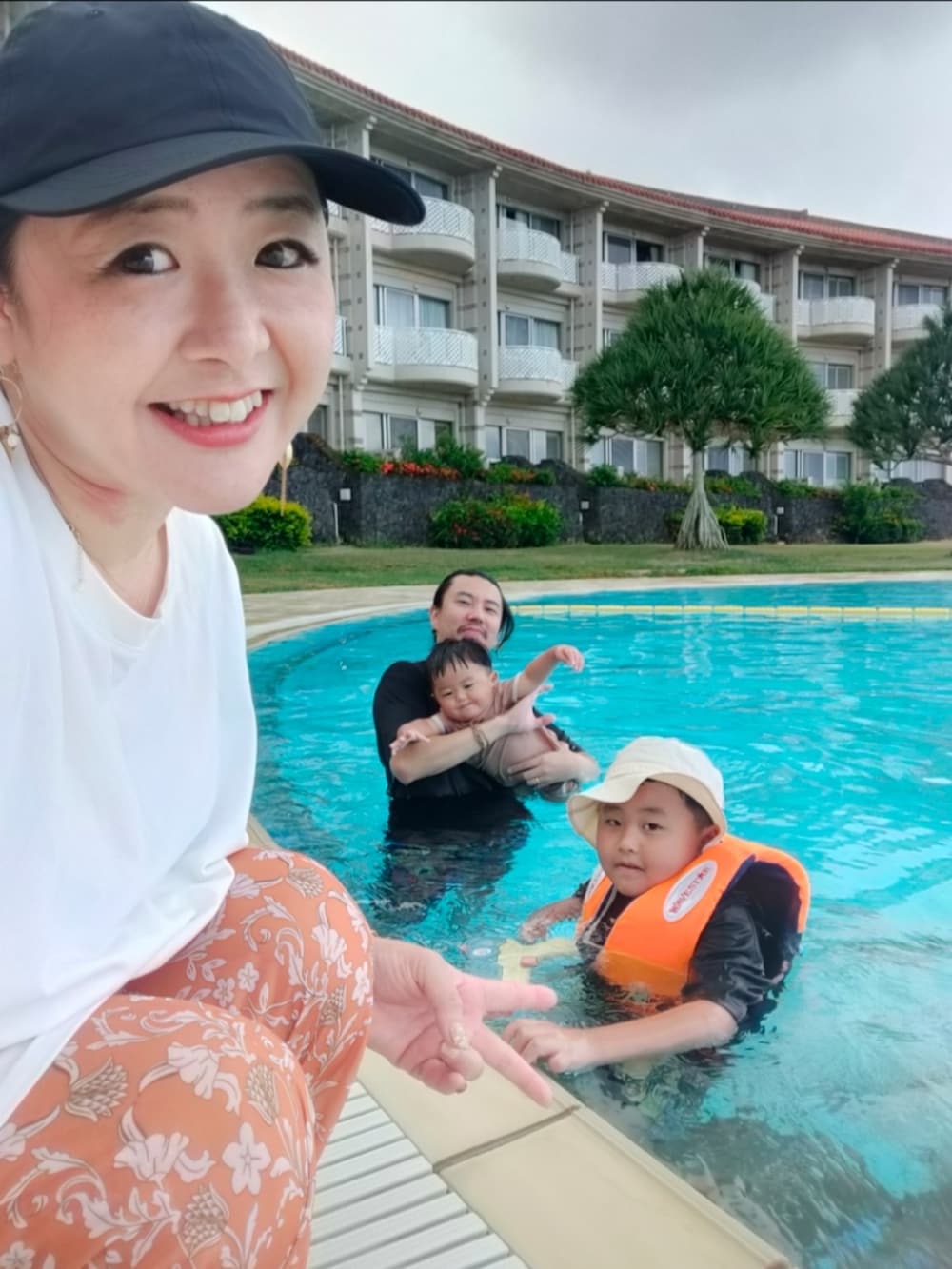 ブラウン系のサンダル、ブルー系のサンダル、ブルー系のスイムグッズを着用したキッズの夏コーディネートの5枚目の写真