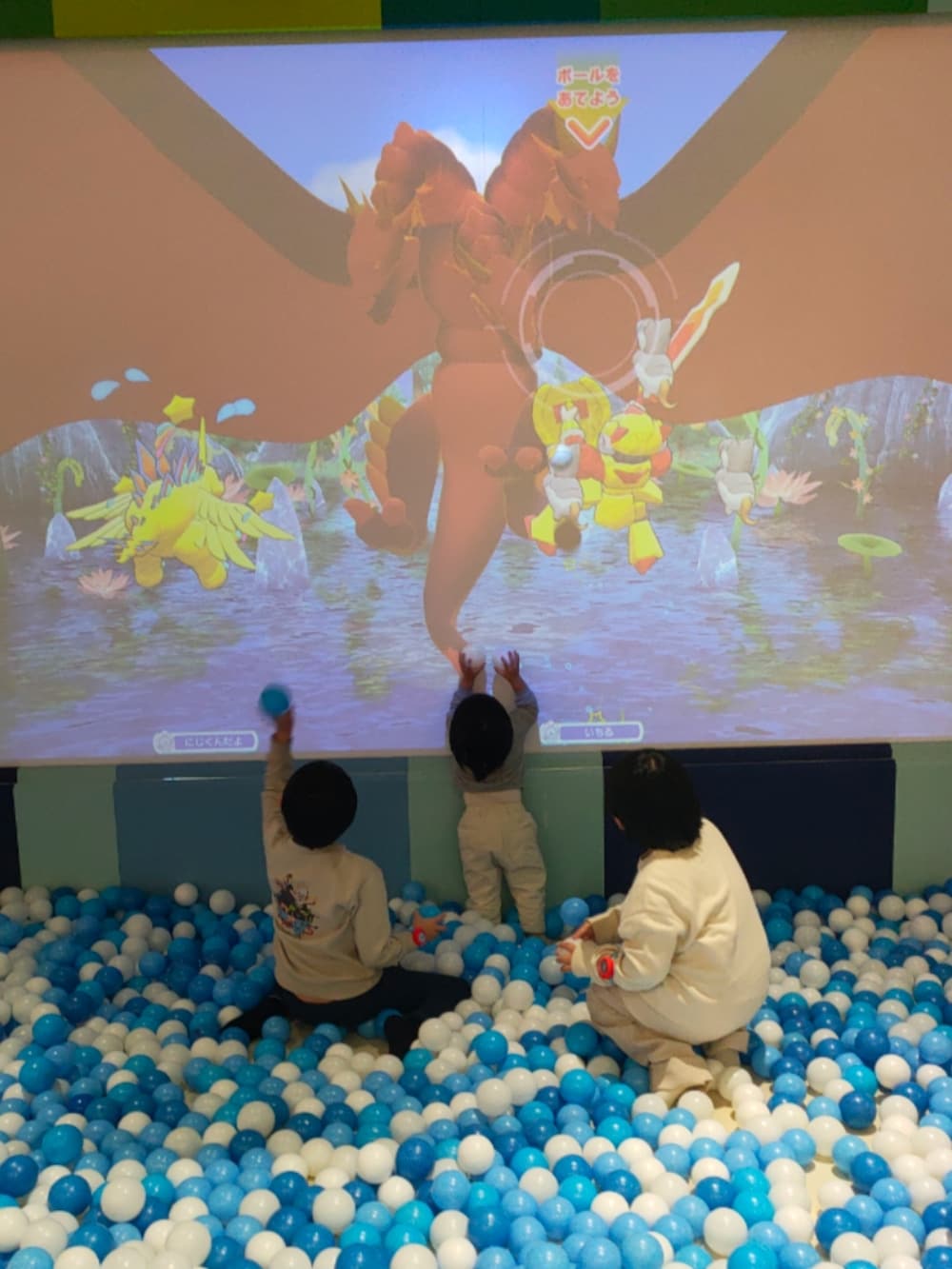 グレー系のスニーカー、ベージュ系のその他パンツ、ホワイト系のスニーカーを着用したキッズの冬コーディネートの4枚目の写真