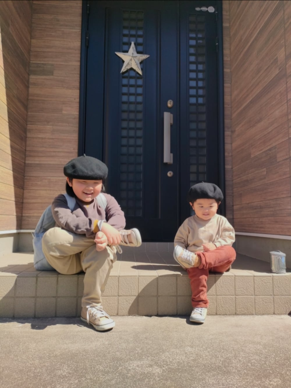 ブラウン系のスウェット、ベージュ系のパンツ、ベージュ系のスニーカーを着用したキッズの春コーディネートの3枚目の写真