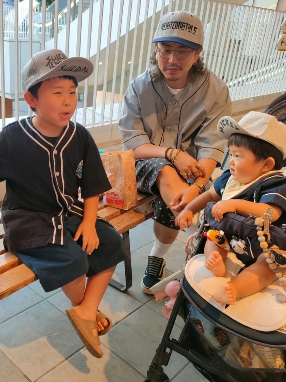 ブラック系のシャツ/ブラウス、ブルー系のパンツ、ブルー系のシャツ/ブラウスを着用したキッズの夏コーディネートの3枚目の写真