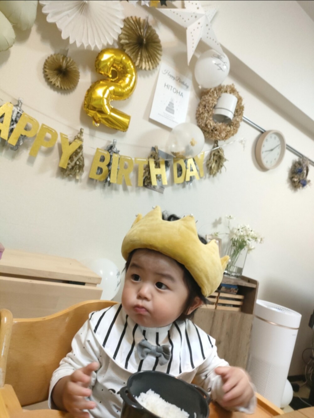 イエロー系のママ＆ベビー、ホワイト系のスタイ/よだれかけ、ホワイト系のコスチューム/パーティーグッズを着用したキッズの春コーディネートの2枚目の写真