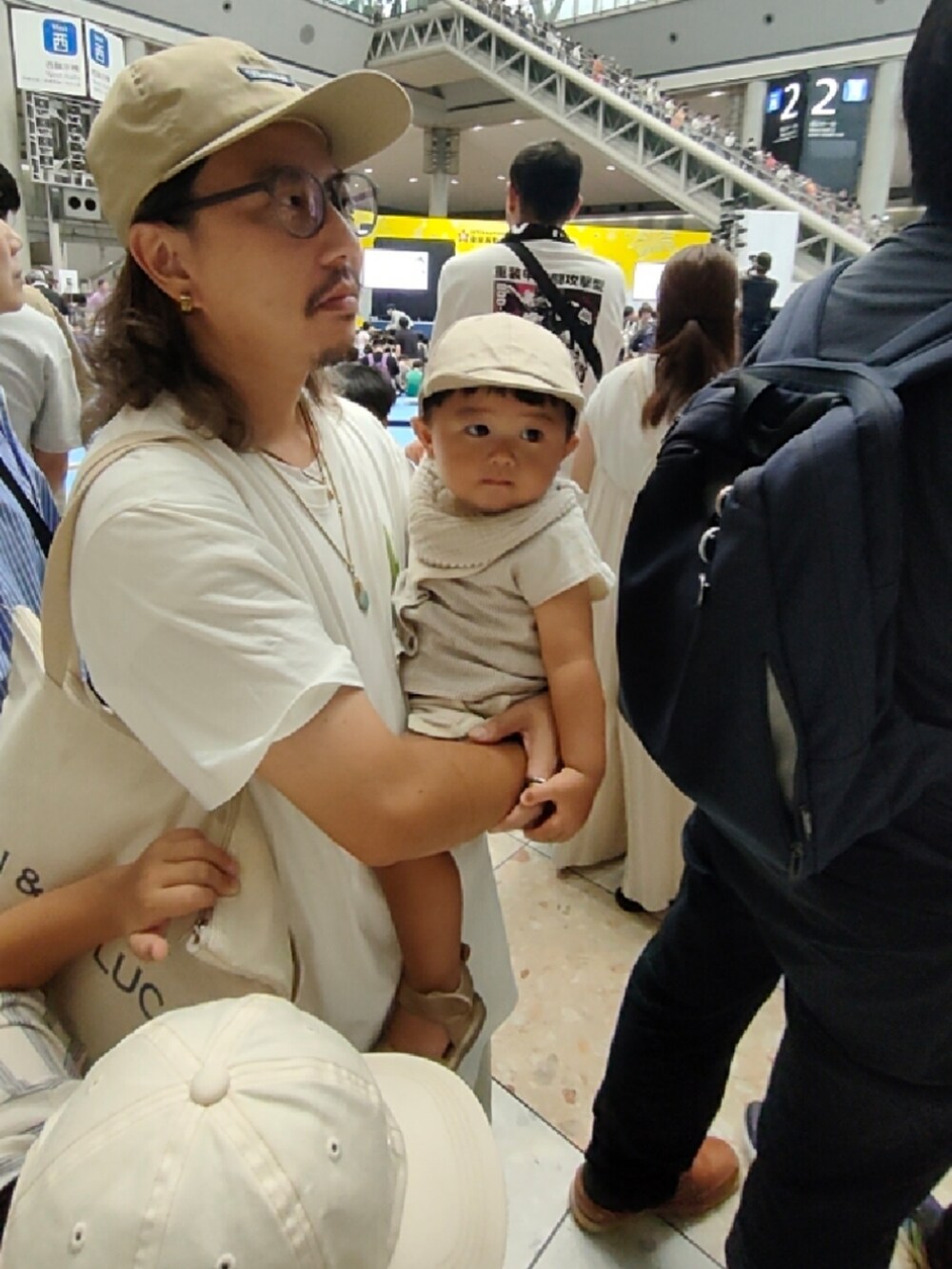 ブラウン系のサンダル、ホワイト系のシャツ/ブラウス、ホワイト系のキャップを着用したキッズの秋コーディネートの3枚目の写真